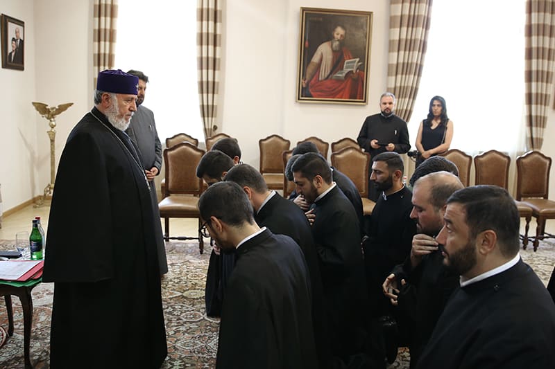 Ամենայն Հայոց Կաթողիկոսն ընդունեց նորաօծ քահանաներին (նկարներ) 16 23 5