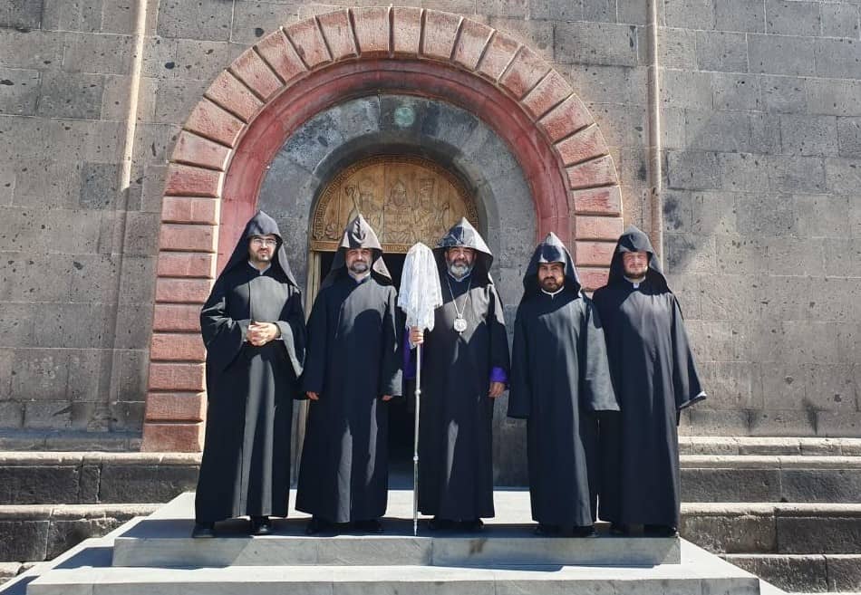 Ամենայն Հայոց Կաթողիկոսն ընդունեց վարդապետական աստիճանի արժանացած եկեղեցականներին (նկարներ) 15 13 3 4