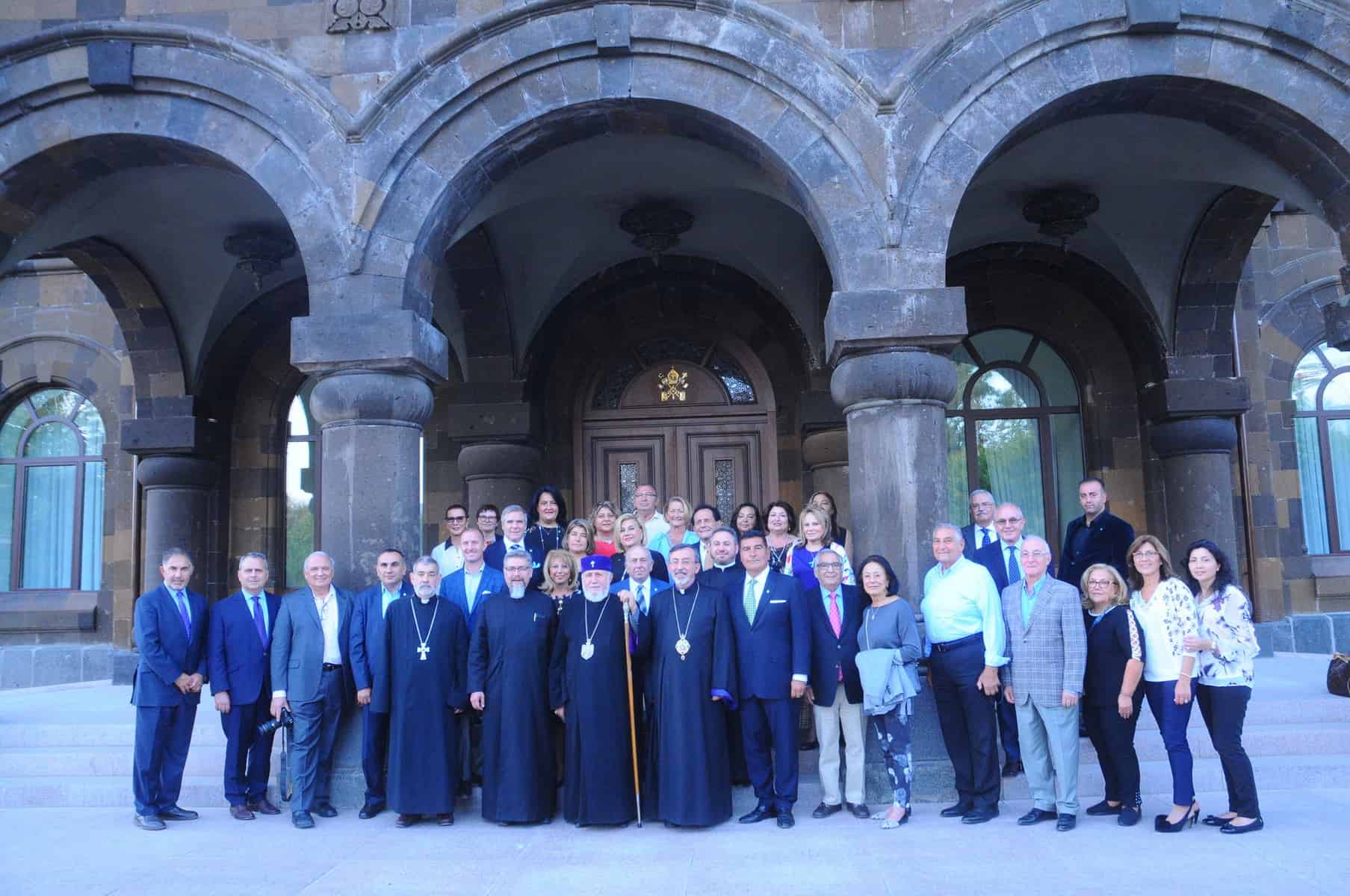 Ամենայն Հայոց Կաթողիկոսն ընդունեց Հայ օգնության ֆոնդի տնօրենների և հոգաբարձուների խորհուրդների անդամներին (նկարներ) 15 26 3 4