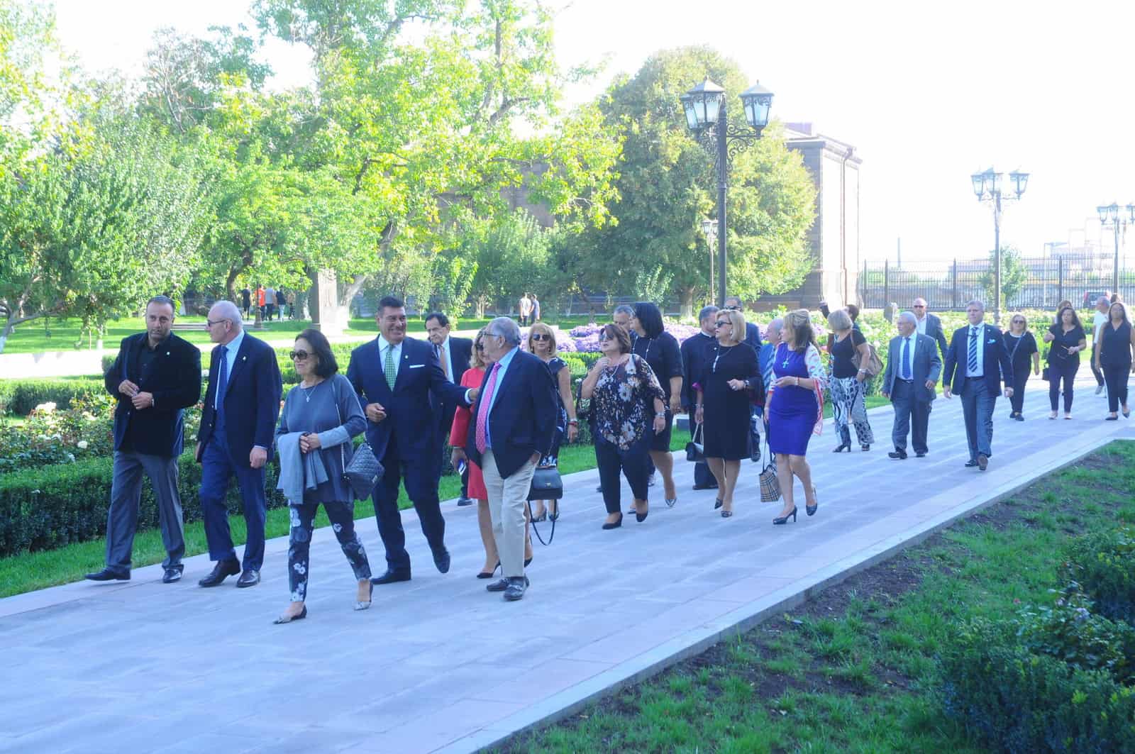 Ամենայն Հայոց Կաթողիկոսն ընդունեց Հայ օգնության ֆոնդի տնօրենների և հոգաբարձուների խորհուրդների անդամներին (նկարներ) 16 26 3 5