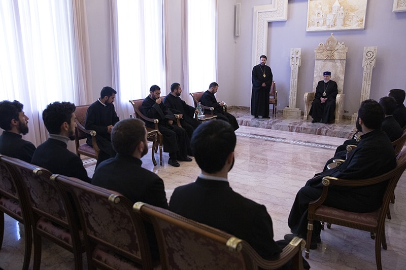 Մայր Աթոռի միաբանությունն ու պաշտոնեությունը շնորհավորեցին Ամենայն Հայոց Հայրապետին օծման և գահակալության 20-րդ տարեդարձի առիթով (նկարներ) 18 04.02.07