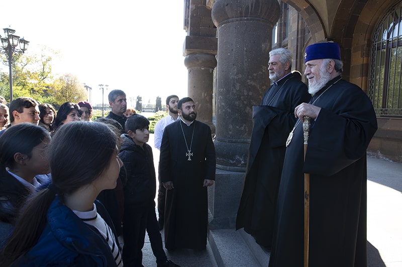 Ամենայն Հայոց Կաթողիկոսն ընդունեց Մասիսի շրջանի ուխտավորներին (նկարներ) 12 04.03.01