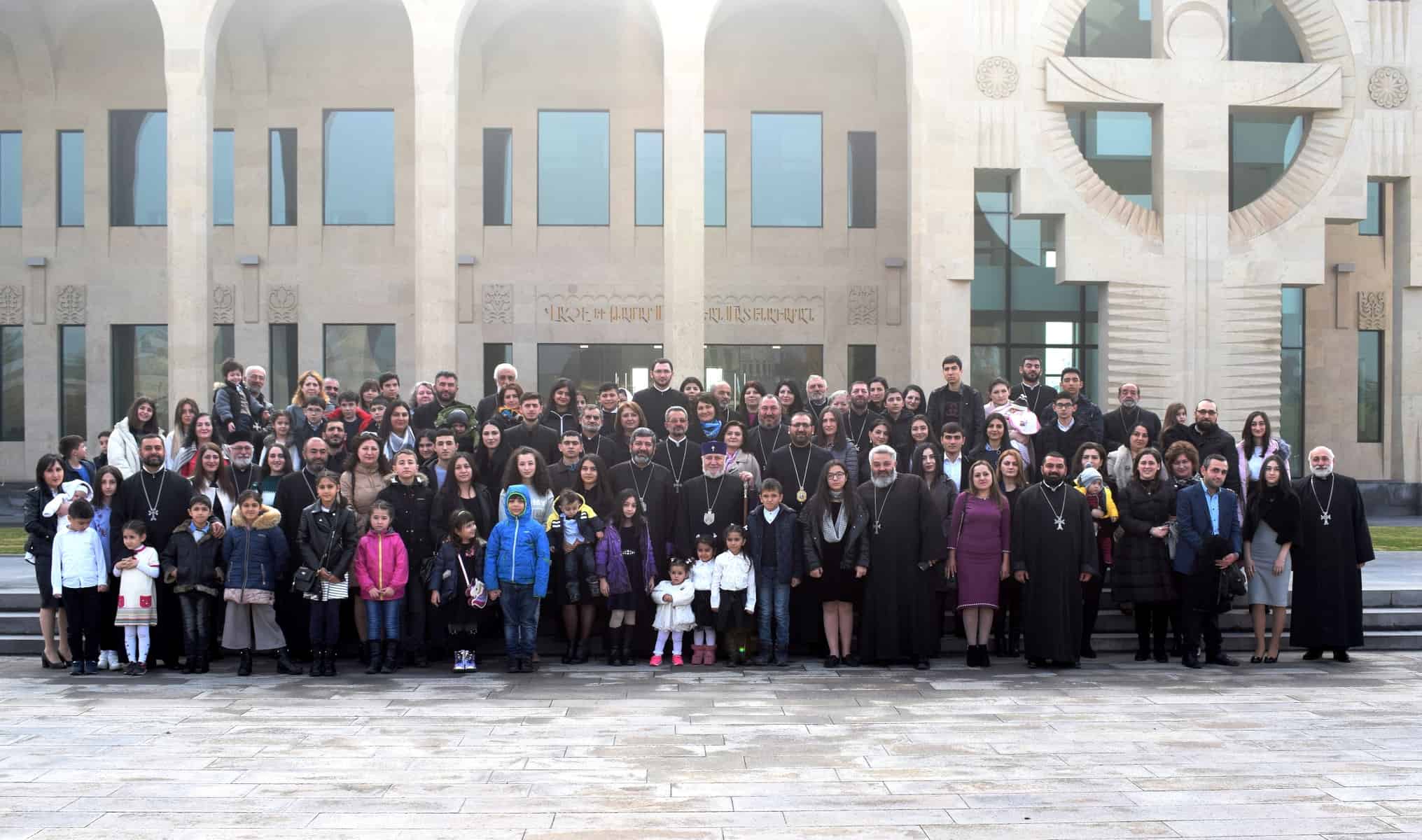 Ամենայն Հայոց Կաթողիկոսը հանդիպեց բազմազավակ քահանաների ընտանիքների հետ (նկարներ) 18 29 2 7