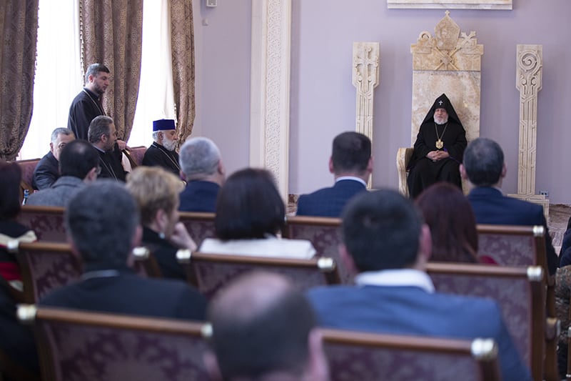 Ամենայն Հայոց Կաթողիկոսն Արմավիրի թեմի առաջնորդին հանձնեց արքության պատվի սրբատառ կոնդակը (նկարներ) 15 29 4