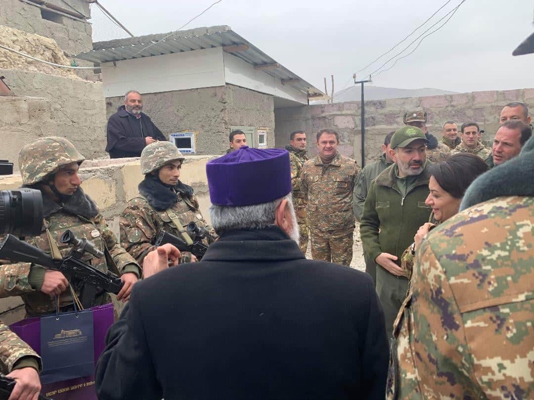 Ամենայն Հայոց Կաթողիկոսն այցելել է պետական սահմանի պահպանության տեղամաս ու մարտական դիրքեր (նկարներ) 12 30.12.2019 01