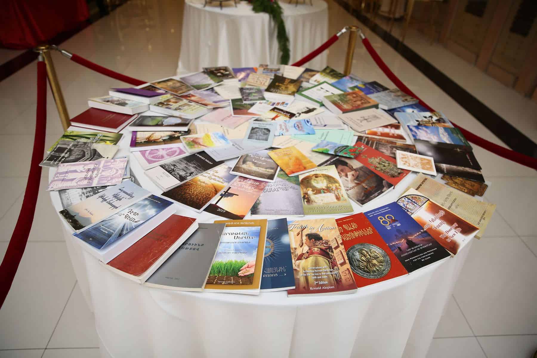 ԱՄՆ Արևմտյան թեմի առաջնորդ Տ. Հովնան Արք. Տերտերյանի գրական ժառանգությանը նվիրված երեկո Լոս Անջելեսում 14 AMN Hovnan arkhepiskop 3