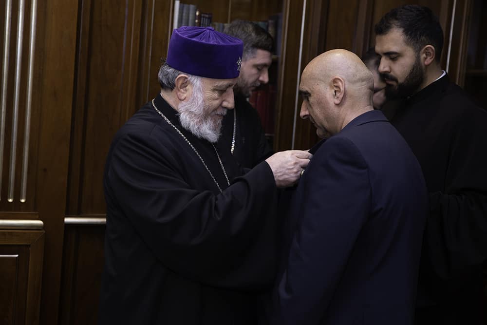 Շքանշանի հանձնման արարողություն Մայր Աթոռ Սուրբ Էջմիածնում (նկարներ) 15 17 02 04