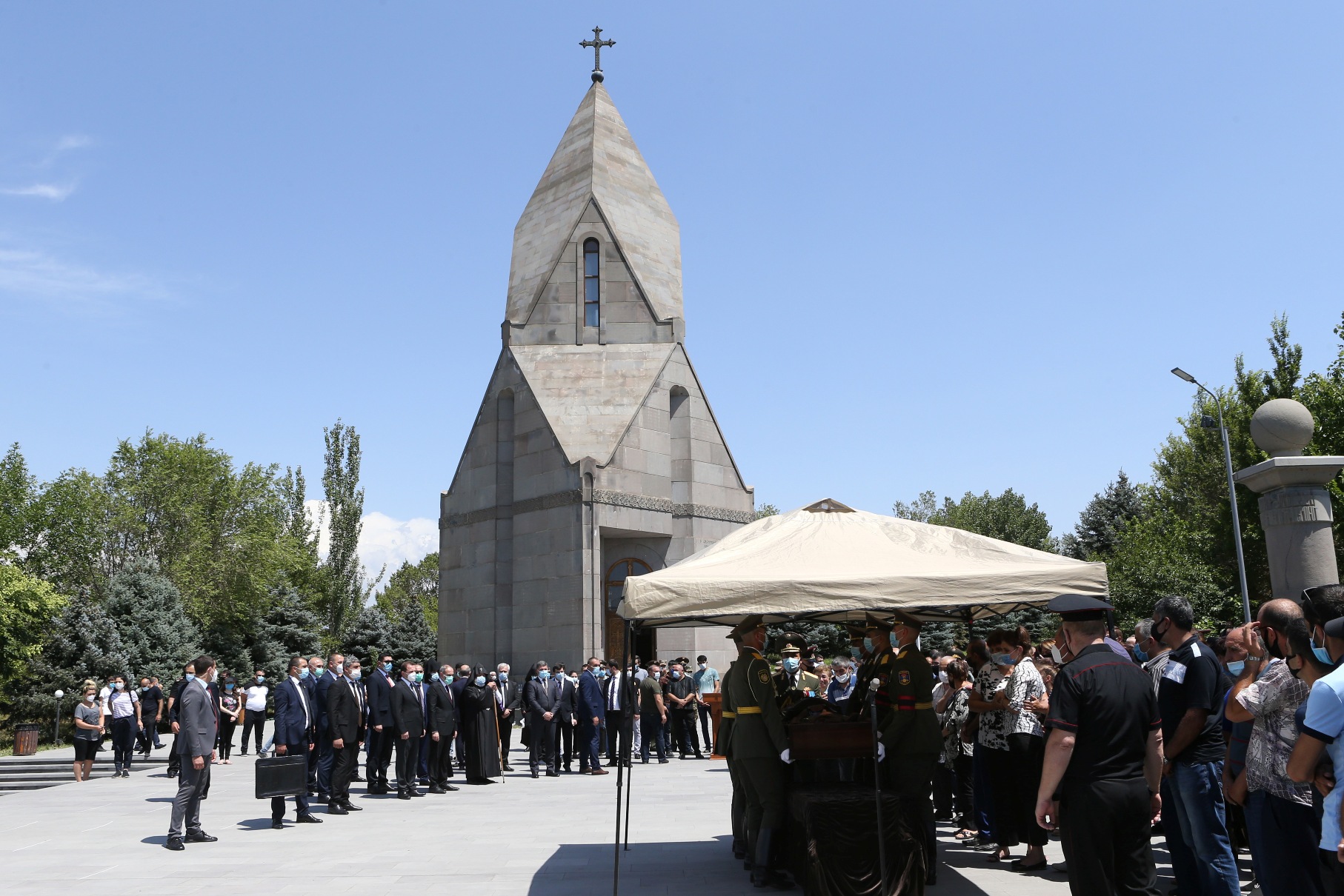 Ամենայն Հայոց Կաթողիկոսը ներկա գտնվեց զոհված սպայի հուղարկավորության արարողությանը «Հերոսաբար նահատակված մեր սպաներն ու զինվորները անմահ են իրենց ծառայության սխրանքով» 13 16 2