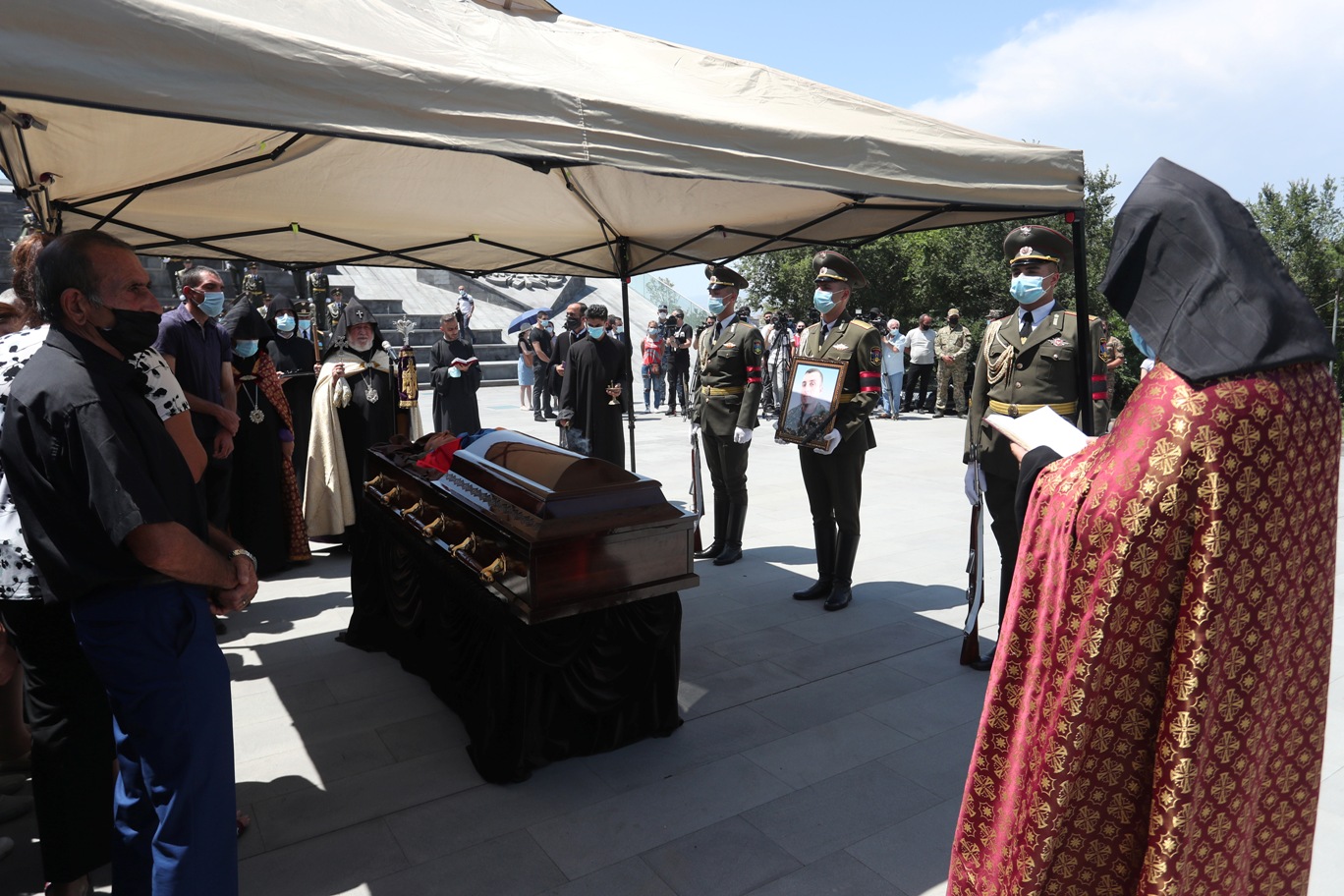 Ամենայն Հայոց Կաթողիկոսը ներկա գտնվեց զոհված սպայի հուղարկավորության արարողությանը «Հերոսաբար նահատակված մեր սպաներն ու զինվորները անմահ են իրենց ծառայության սխրանքով» 14 16 3