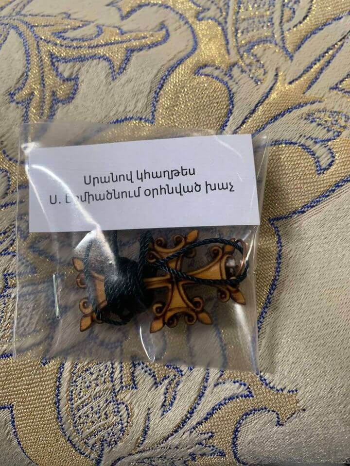 Մայր Աթոռի հրատարակչության և Մատենադարանի կողմից Հայոց հաղթական բանակի զինվորներին ուղարկվեց շուրջ 1500 օրհնված խաչ 13 06.10.01