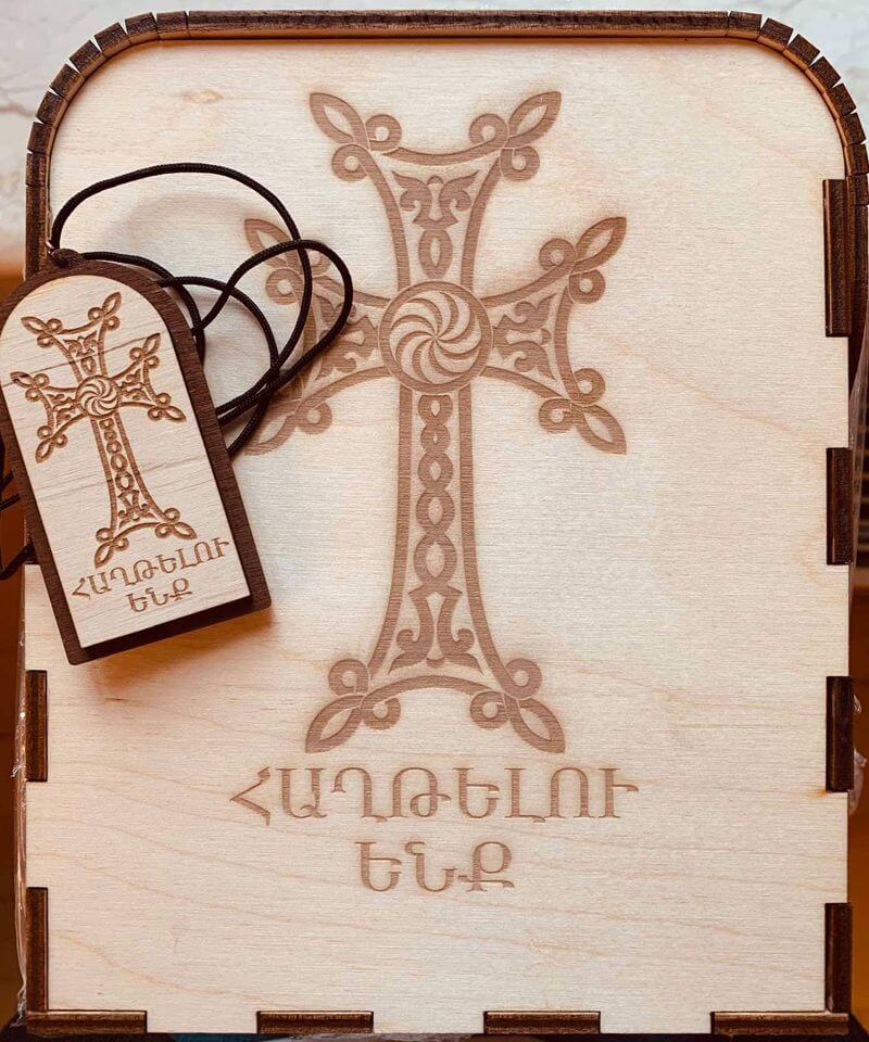 Մայր Աթոռի հրատարակչության և Մատենադարանի կողմից Հայոց հաղթական բանակի զինվորներին ուղարկվեց շուրջ 1500 օրհնված խաչ 14 06.10.02