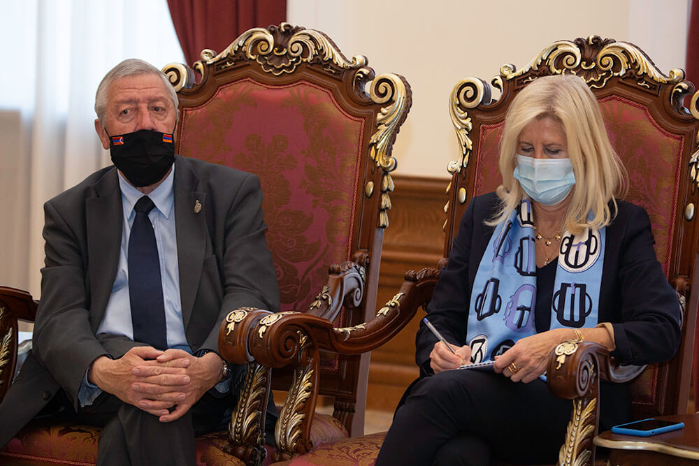 Ամենայն Հայոց Կաթողիկոսը հանդիպեց Ֆրանսիայի խորհրդարանականների հետ (նկարներ) 15 27 3 4