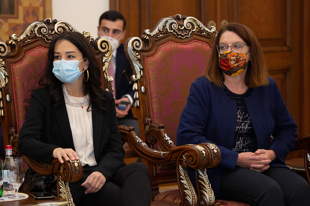 Ամենայն Հայոց Կաթողիկոսը հանդիպեց Ֆրանսիայի խորհրդարանականների հետ (նկարներ) 17 27 3 6