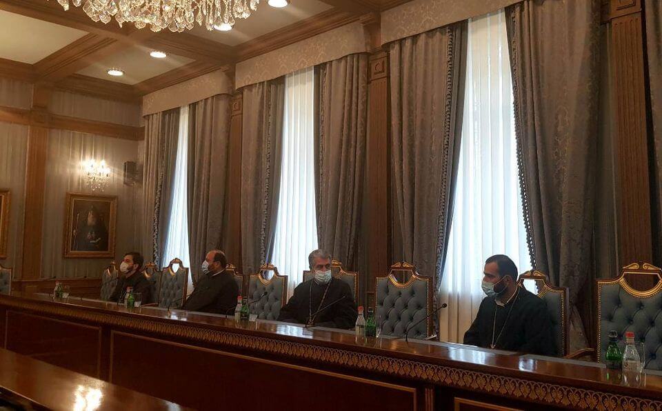 Մայր Աթոռի երկու միաբան, երեք քահանա Շիրակի թեմից և երկու քահանա Արմավիրի թեմից մեկնեցին Արցախ (նկարներ) 15 02.04
