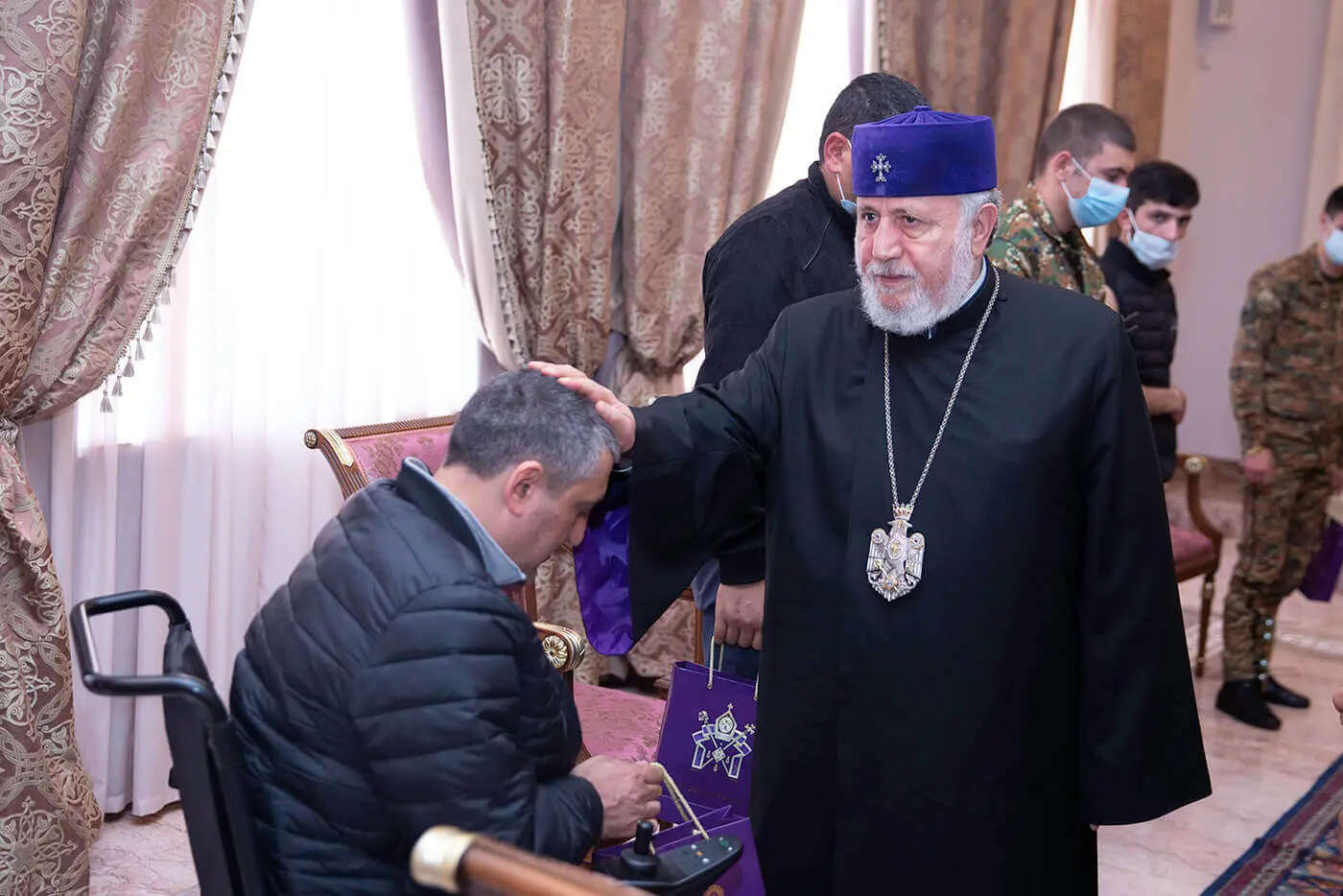 Ամենայն Հայոց Կաթողիկոսն ընդունեց Ավստրիա բուժման մեկնող զինվորականներին (նկարներ) 7 16 6