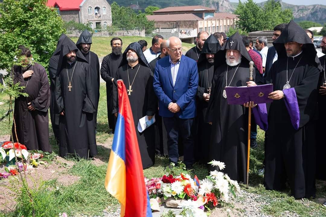 Ամենայն Հայոց Կաթողիկոսը հայրապետական այցով մեկնեց Սյունիք և Արցախի Հանրապետություն (նկարներ) 21 03.06.10