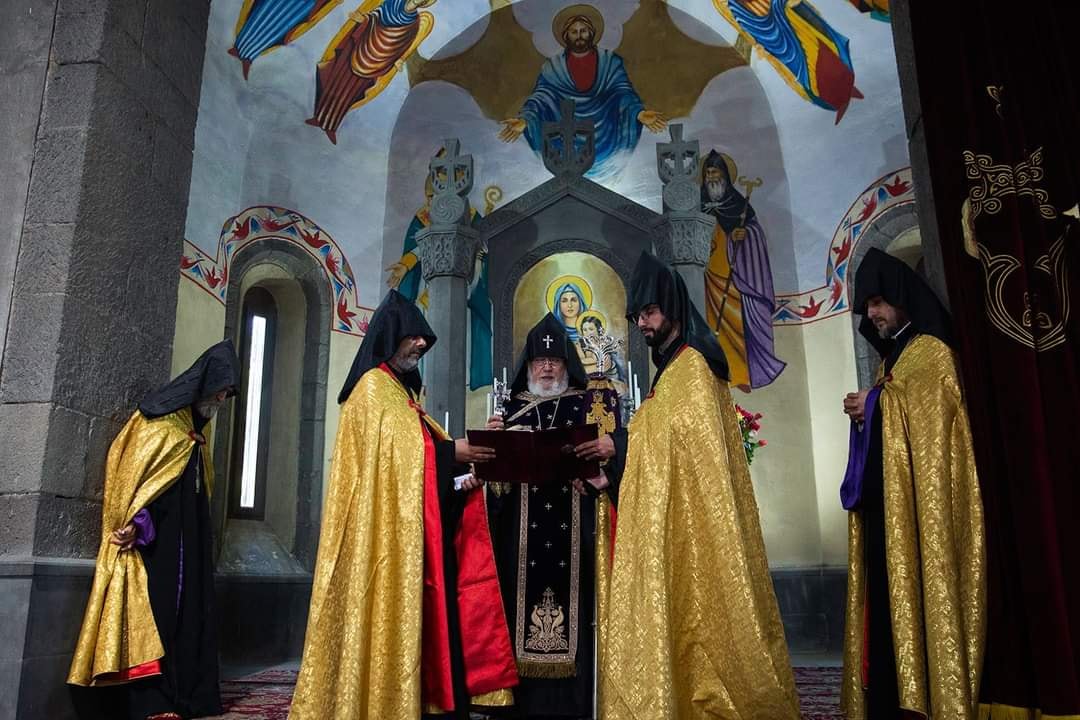 Ամենայն Հայոց Կաթողիկոսը հայրապետական այցով մեկնեց Սյունիք և Արցախի Հանրապետություն (նկարներ) 22 03.06.11