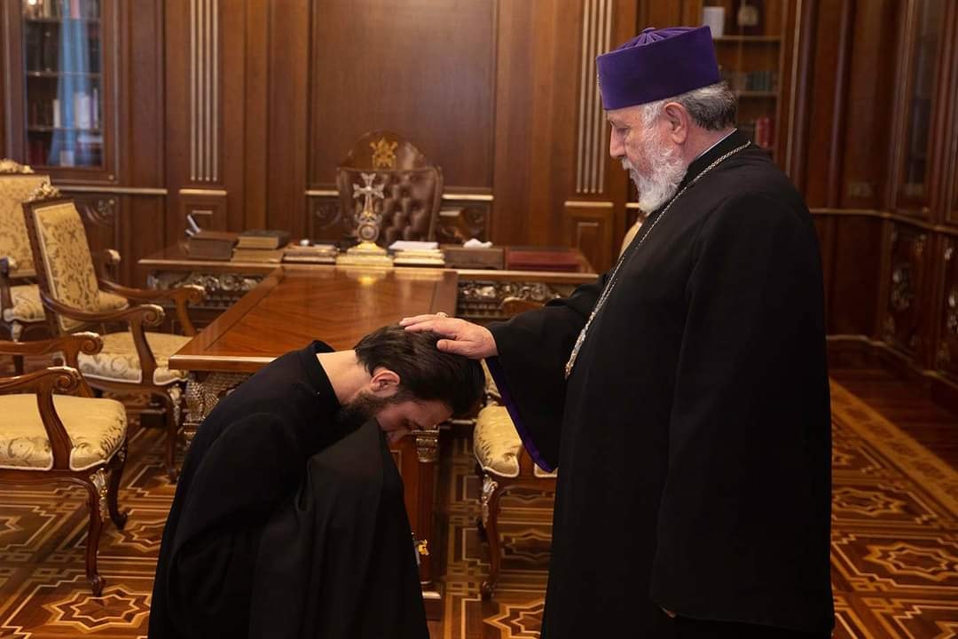 Ամենայն Հայոց Կաթողիկոսն իր օրհնությունը բաշխեց նորաօծ Աթանաս աբեղա Սարգսյանին 12 02.06.2021 4