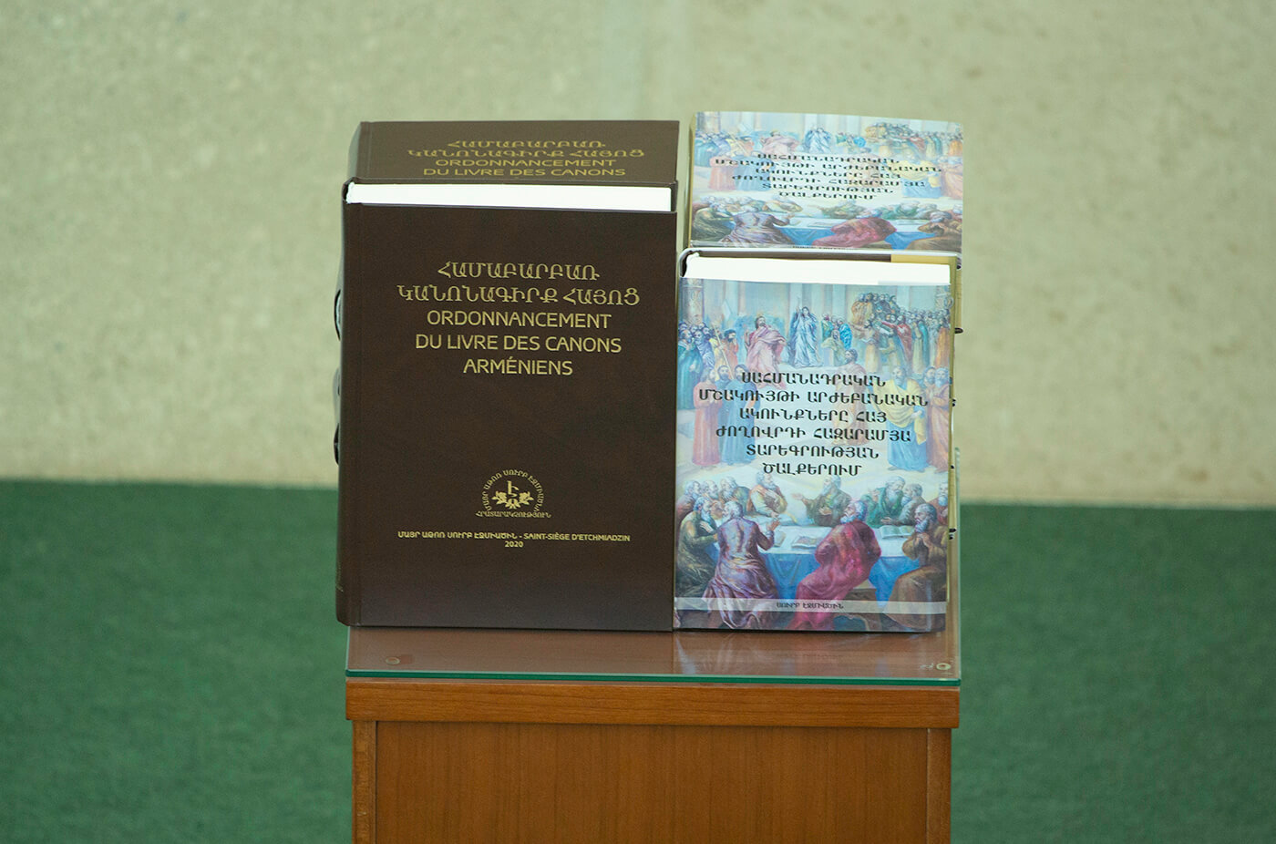Մայր Աթոռ Սուրբ Էջմիածնում տեղի ունեցավ գրքերի շնորհանդես (նկարներ) 15 23 4