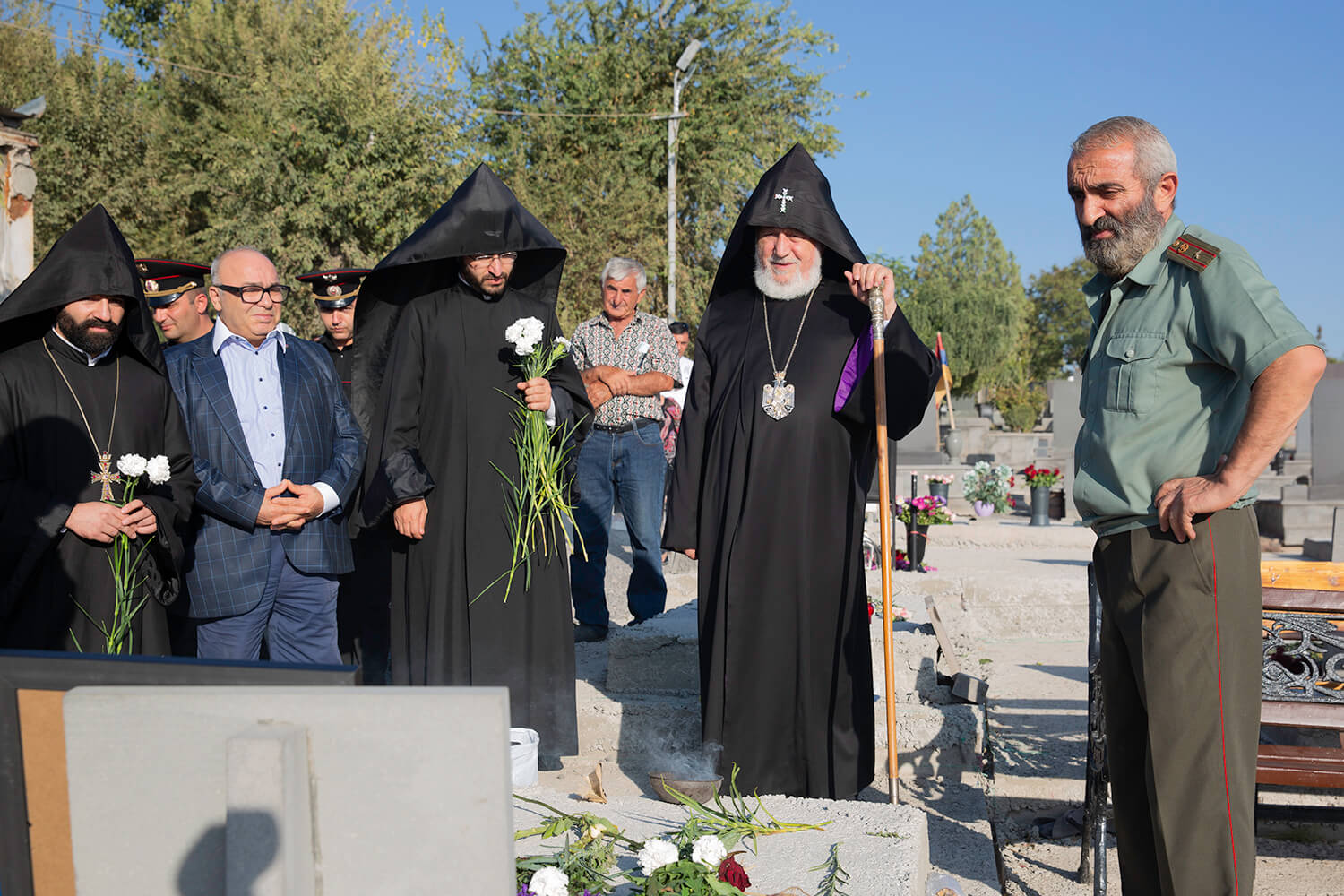 Ամենայն Հայոց Կաթողիկոսն այցելեց «Եռաբլուր» զինվորական պանթեոն (նկարներ) 15 21 3 4