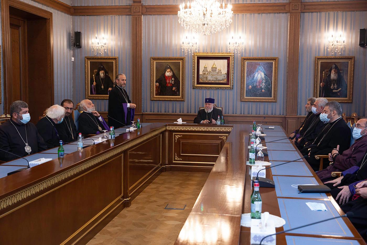 Մայր Աթոռի միաբանությունն ու պաշտոնեությունը շնորհավորեցին Ամենայն Հայոց Հայրապետին օծման և գահակալության 22-րդ տարեդարձի առիթով 12 04.21.01