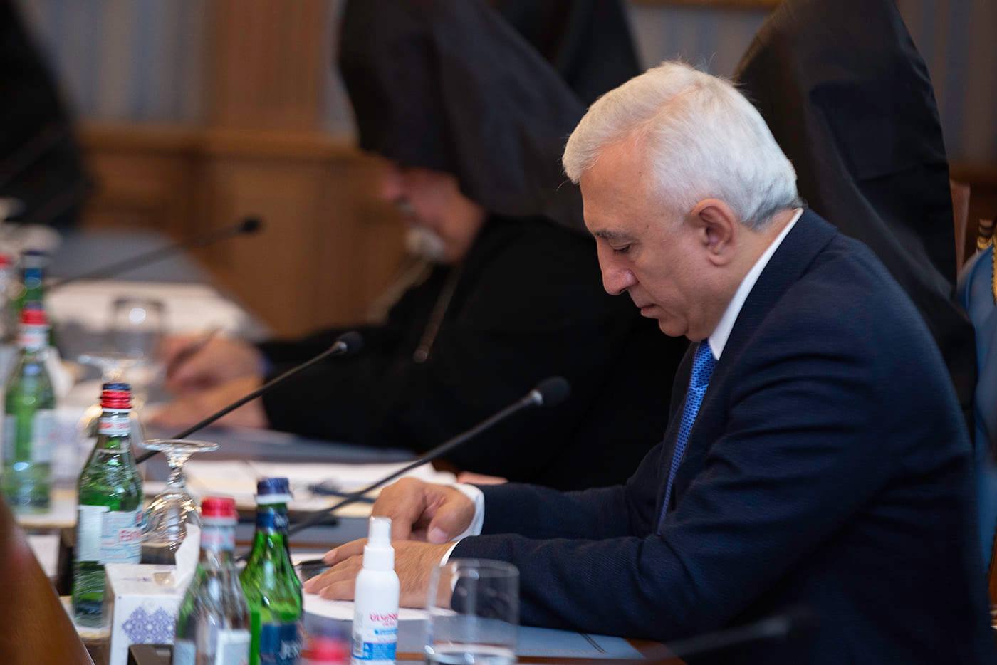 Մայր Աթոռ Ս. Էջմիածնում սկսվեց Գերագույն հոգևոր խորհրդի ժողովը 19 08.08