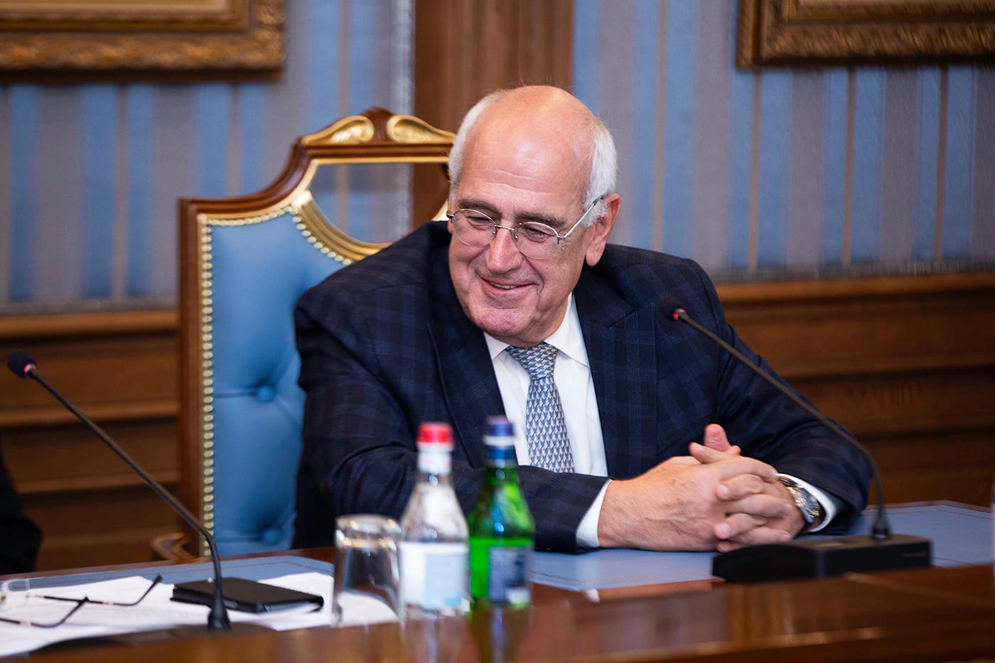 Հայկական Բարեգործական Ընդհանուր Միության նախագահը մասնակցեց Գերագույն հոգևոր խորհրդի նիստին 14 15.11.03