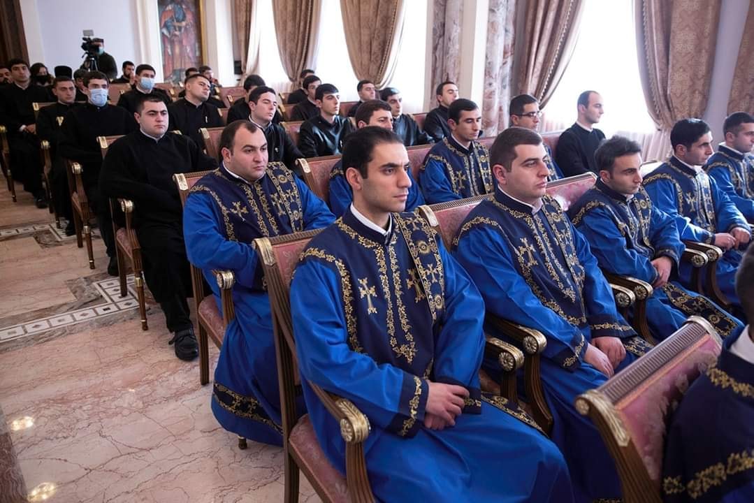 Ամենայն Հայոց Կաթողիկոսն իր օրհնությունն ու բարեմաղթանքները փոխանցեց նորընծա ճեմարանական սարկավագներին 13 02.1221