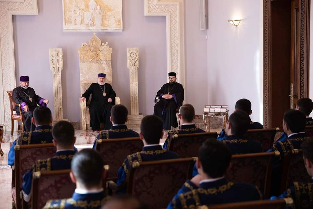 Ամենայն Հայոց Կաթողիկոսն իր օրհնությունն ու բարեմաղթանքները փոխանցեց նորընծա ճեմարանական սարկավագներին 14 03.1221