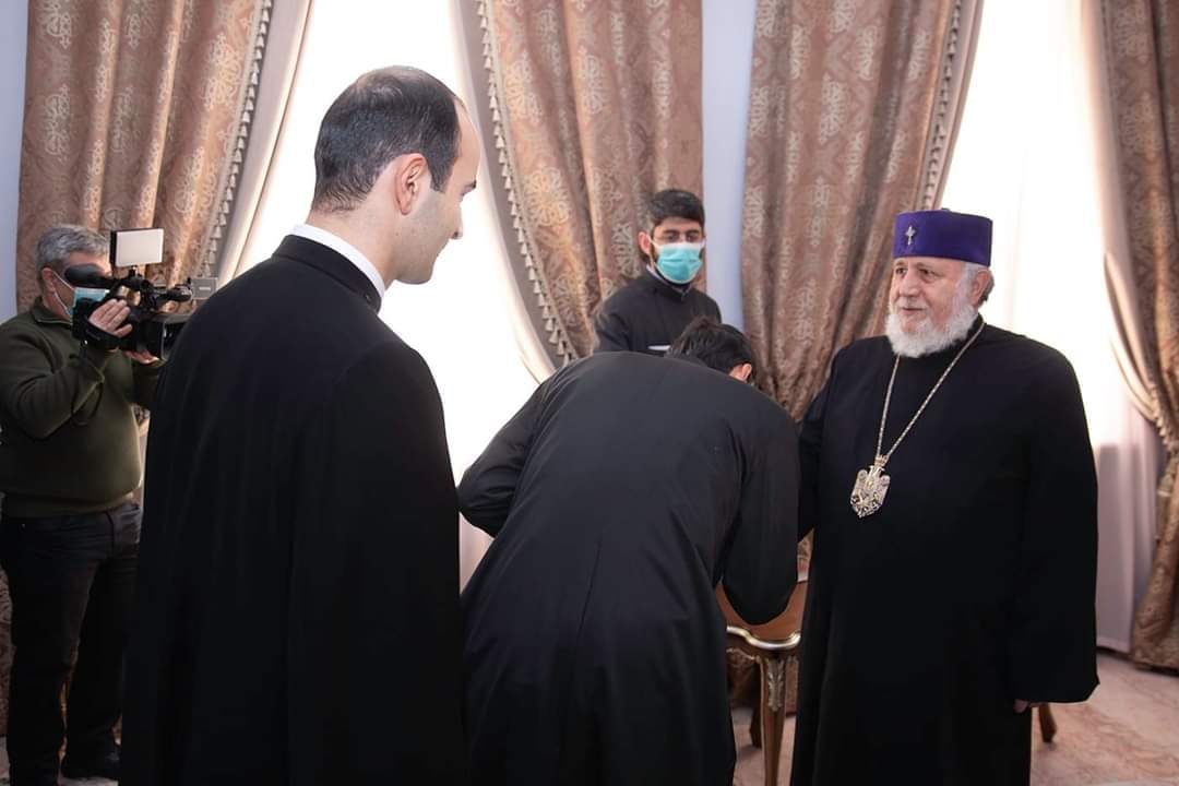 Ամենայն Հայոց Կաթողիկոսն իր օրհնությունն ու բարեմաղթանքները փոխանցեց նորընծա ճեմարանական սարկավագներին 15 04.1221