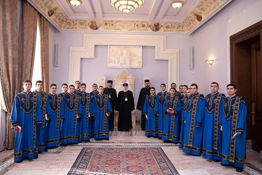 Ամենայն Հայոց Կաթողիկոսն իր օրհնությունն ու բարեմաղթանքները փոխանցեց նորընծա ճեմարանական սարկավագներին 16 05.1221