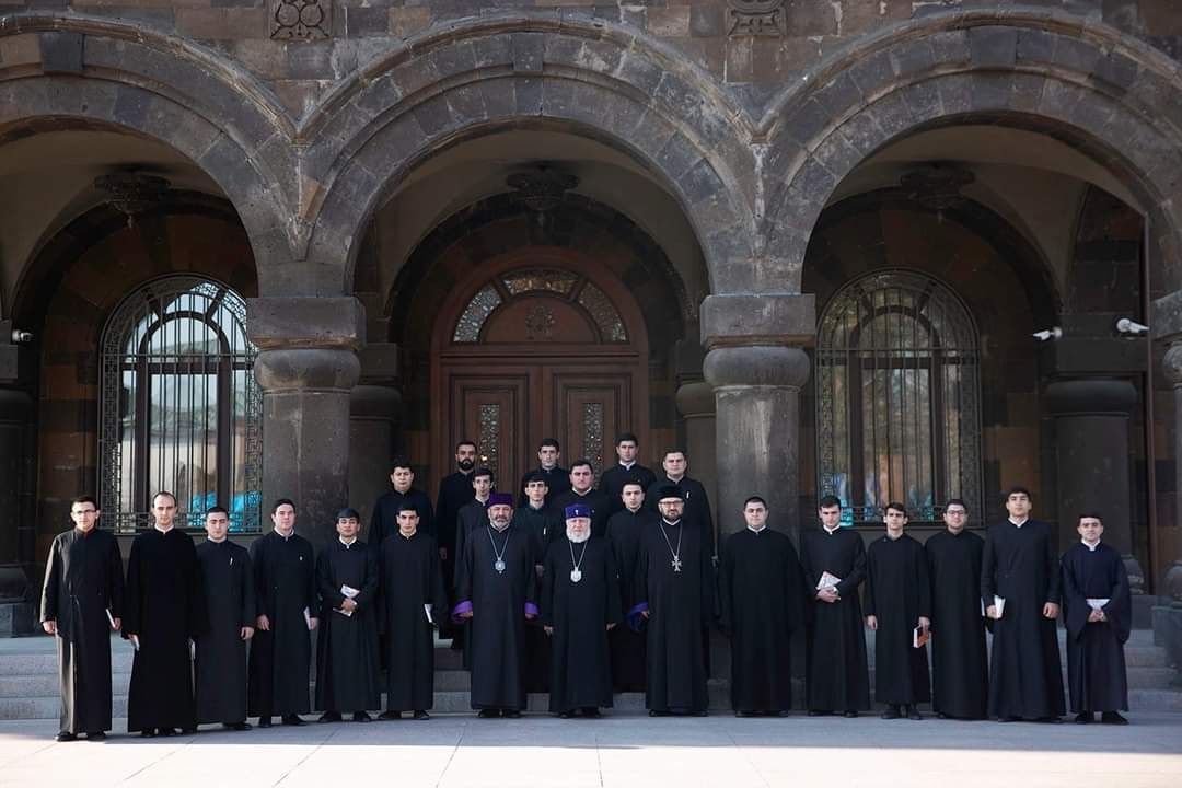 Ամենայն Հայոց Կաթողիկոսն իր օրհնությունն ու բարեմաղթանքները փոխանցեց նորընծա ճեմարանական սարկավագներին 18 07.1221