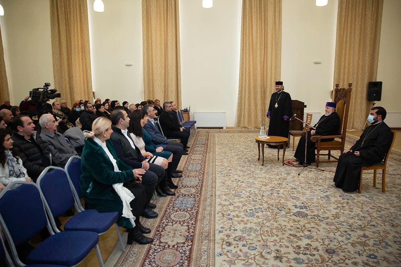 Ամենայն Հայոց Կաթողիկոսը շնորհավորեց Մայր Աթոռի պաշտոնեությանը (նկարներ) 13 12.01.02