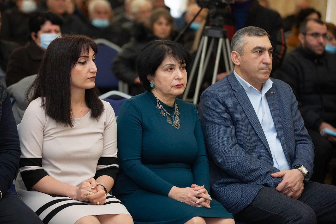 Ամենայն Հայոց Կաթողիկոսը շնորհավորեց Մայր Աթոռի պաշտոնեությանը (նկարներ) 16 12.01.05