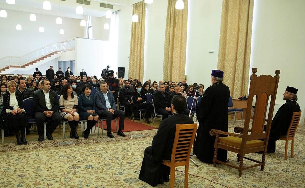 Ամենայն Հայոց Կաթողիկոսը շնորհավորեց Մայր Աթոռի պաշտոնեությանը (նկարներ) 19 12.01.08