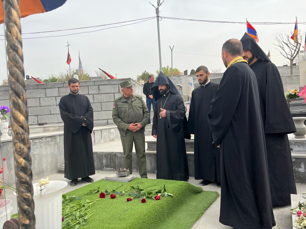 Մայր Աթոռ Սուրբ Էջմիածնի միաբանությունը և ՀՀ Զու Հոգևոր առաջնորդության գնդերեցներն այցելեցին «Եռաբլուր» 12 01.04
