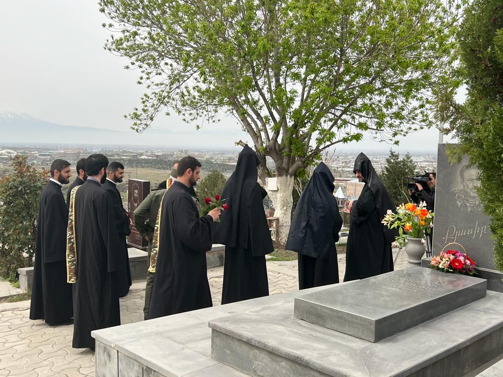 Մայր Աթոռ Սուրբ Էջմիածնի միաբանությունը և ՀՀ Զու Հոգևոր առաջնորդության գնդերեցներն այցելեցին «Եռաբլուր» 14 03.04