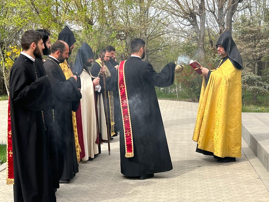Մայր Աթոռ Սուրբ Էջմիածնի միաբանությունը և ՀՀ Զու Հոգևոր առաջնորդության գնդերեցներն այցելեցին «Եռաբլուր» 17 06.04