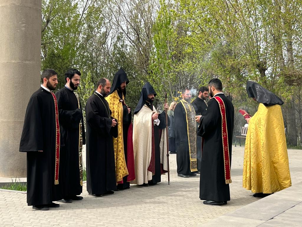 Մայր Աթոռ Սուրբ Էջմիածնի միաբանությունը և ՀՀ Զու Հոգևոր առաջնորդության գնդերեցներն այցելեցին «Եռաբլուր» 18 07.04