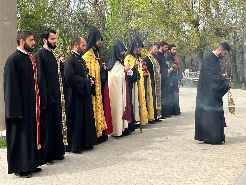 Մայր Աթոռ Սուրբ Էջմիածնի միաբանությունը և ՀՀ Զու Հոգևոր առաջնորդության գնդերեցներն այցելեցին «Եռաբլուր» 19 08.04
