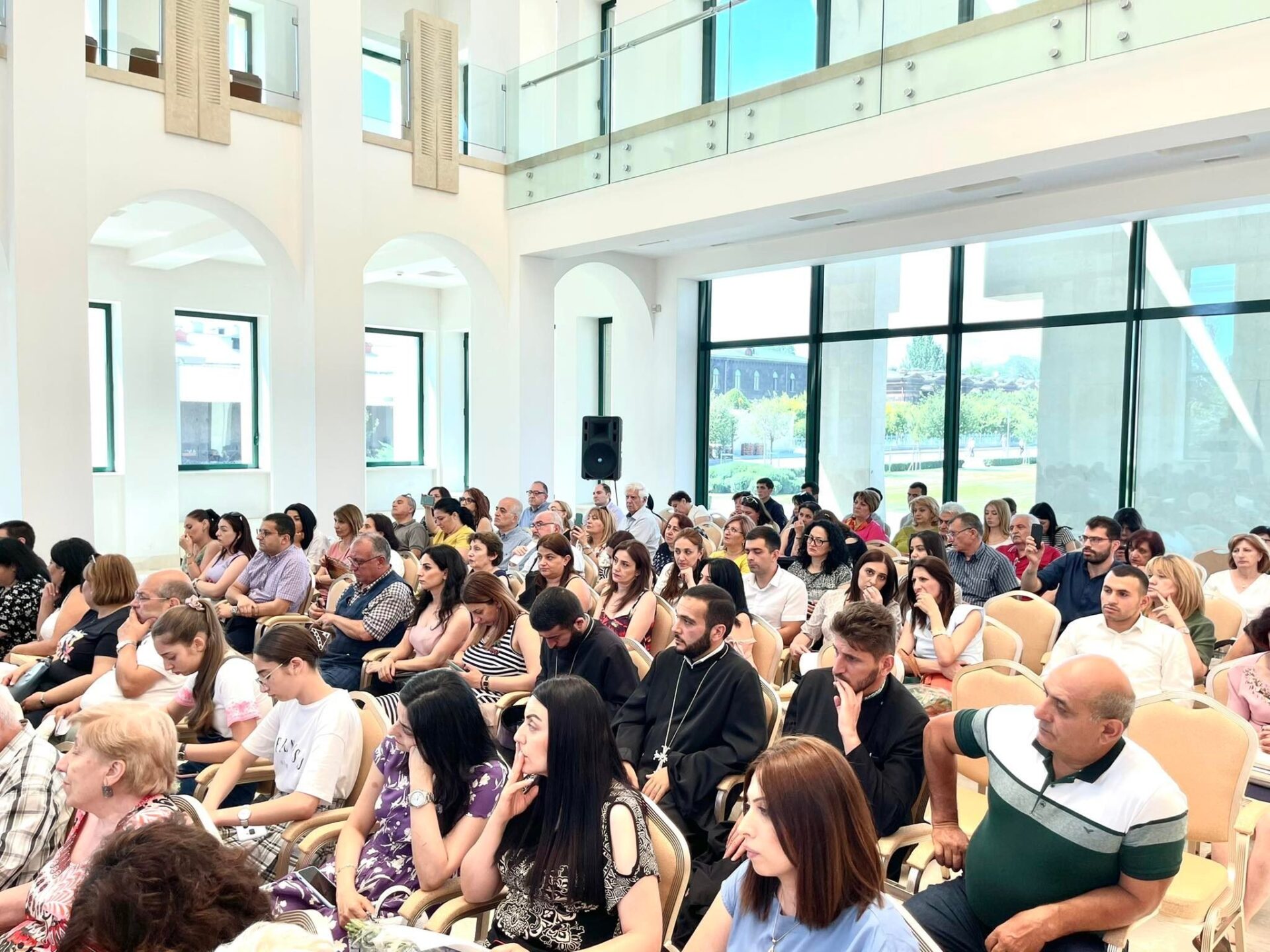 ՄԱՅՐ ԱԹՈՌ ՍՈՒՐԲ ԷՋՄԻԱԾՆԻ ՀՐԱՏԱՐԱԿԱԾ ԳՐՔԵՐԻ ՇՆՈՐՀԱՆԴԵՍ (նկարներ) 13 Grqeri shnorhandes 2