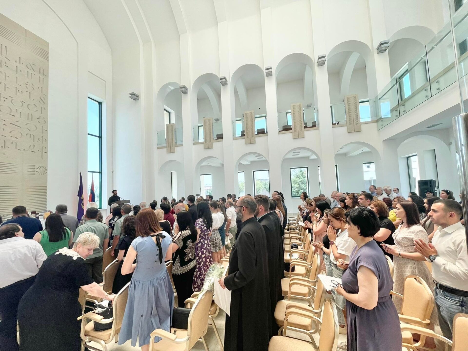 ՄԱՅՐ ԱԹՈՌ ՍՈՒՐԲ ԷՋՄԻԱԾՆԻ ՀՐԱՏԱՐԱԿԱԾ ԳՐՔԵՐԻ ՇՆՈՐՀԱՆԴԵՍ (նկարներ) 14 Grqeri shnorhandes 3