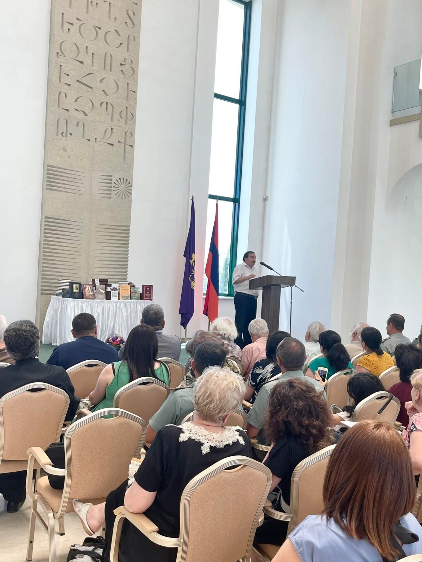 ՄԱՅՐ ԱԹՈՌ ՍՈՒՐԲ ԷՋՄԻԱԾՆԻ ՀՐԱՏԱՐԱԿԱԾ ԳՐՔԵՐԻ ՇՆՈՐՀԱՆԴԵՍ (նկարներ) 16 Grqeri shnorhandes 6