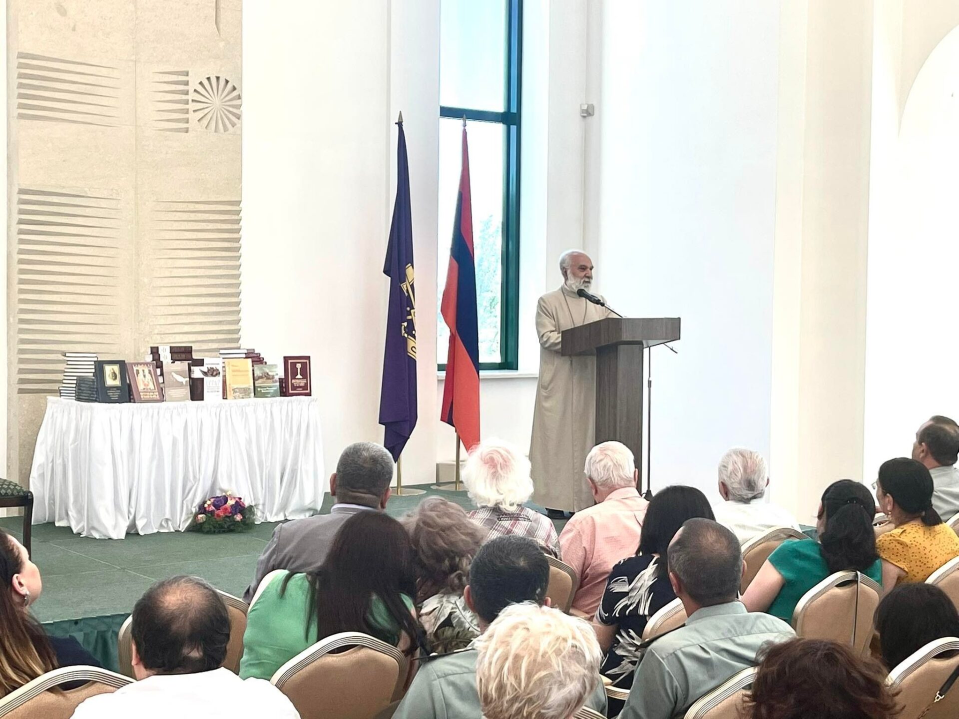 ՄԱՅՐ ԱԹՈՌ ՍՈՒՐԲ ԷՋՄԻԱԾՆԻ ՀՐԱՏԱՐԱԿԱԾ ԳՐՔԵՐԻ ՇՆՈՐՀԱՆԴԵՍ (նկարներ) 18 Grqeri shnorhandes 8