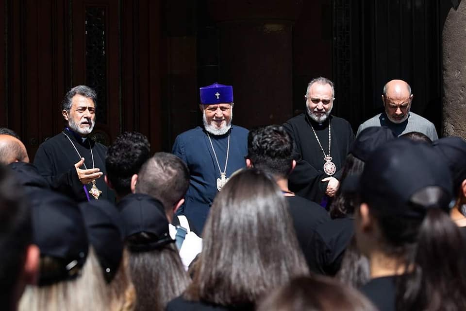 Ամենայն Հայոց Կաթողիկոսն իր օրհնությունը բաշխեց «ՀԵՀԵՄ-ը Հայաստան-Սփյուռք կամուրջ» համահայկական ուխտագնացության մասնակիցներին (նկարներ) 12 HEHM uxt 1