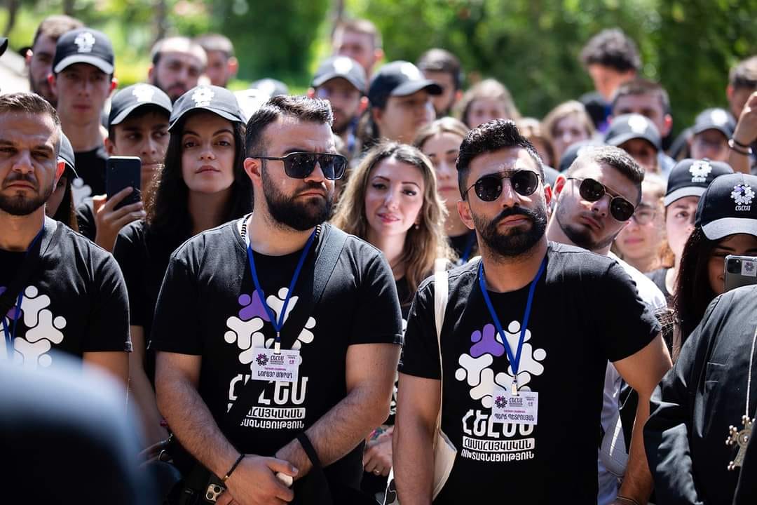 Ամենայն Հայոց Կաթողիկոսն իր օրհնությունը բաշխեց «ՀԵՀԵՄ-ը Հայաստան-Սփյուռք կամուրջ» համահայկական ուխտագնացության մասնակիցներին (նկարներ) 16 HEHM uxt 5