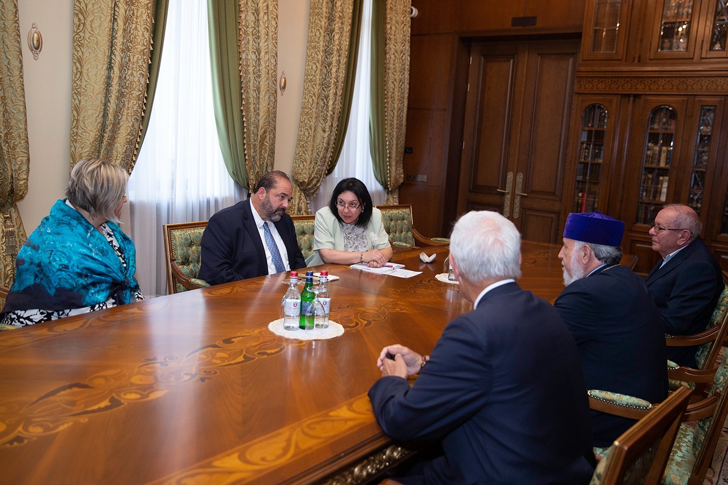 Ամենայն Հայոց Կաթողիկոսն ընդունեց Ուղղափառ Եկեղեցիների միջազգային բարեգործական կազմազմակերպության գործադիր տնօրենին (նկարներ) 13 Ughapar ekeghecinner 2