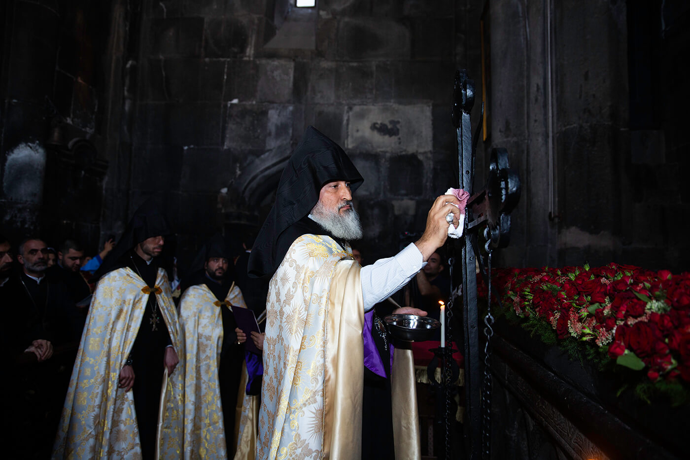 Օծվեց Գեղարդավանքի Սուրբ Կաթողիկե եկեղեցու գմբեթի խաչը (նկարներ) 13 02.09 1