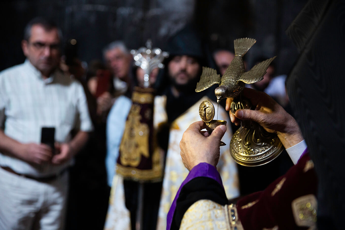 Օծվեց Գեղարդավանքի Սուրբ Կաթողիկե եկեղեցու գմբեթի խաչը (նկարներ) 15 04.09 1