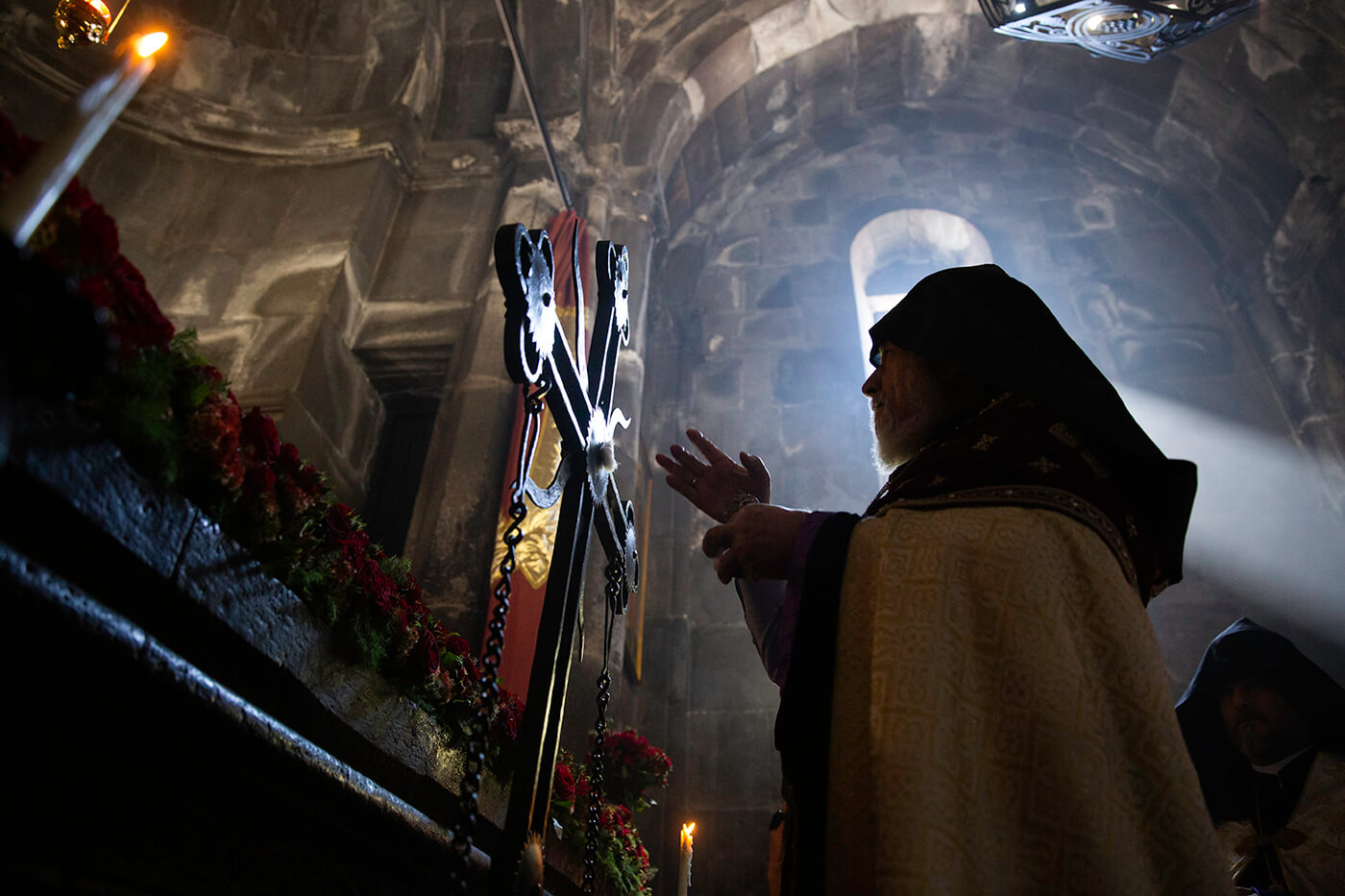 Օծվեց Գեղարդավանքի Սուրբ Կաթողիկե եկեղեցու գմբեթի խաչը (նկարներ) 16 05.09 1